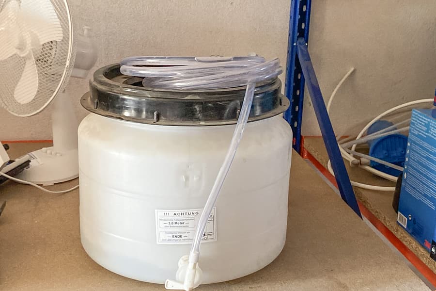 Füllwasserbehälter mit Schlauch